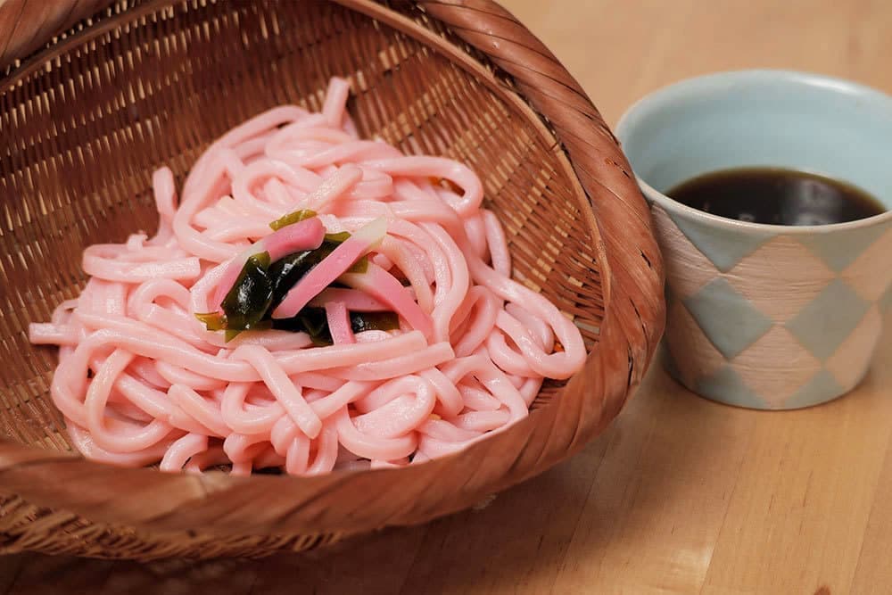 梅うどん+ワカメとかまぼこ